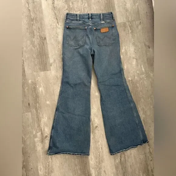 Wrangler Wanderer High Rise Flare 622 Jeans - Picture 8 of 15